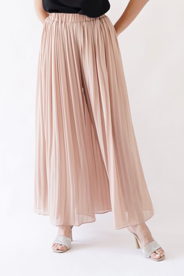 Pink pleated trousers
