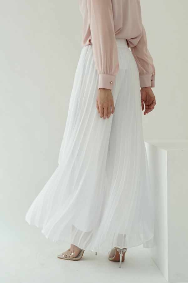 White pleated trousers