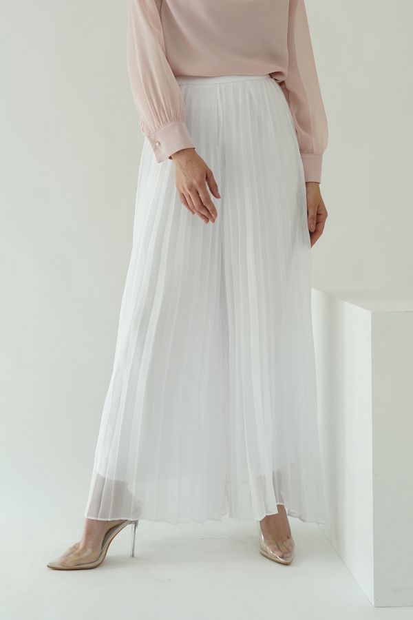 White pleated trousers