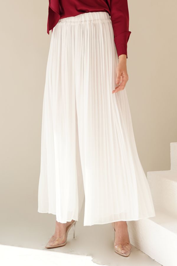 White pleated trousers 