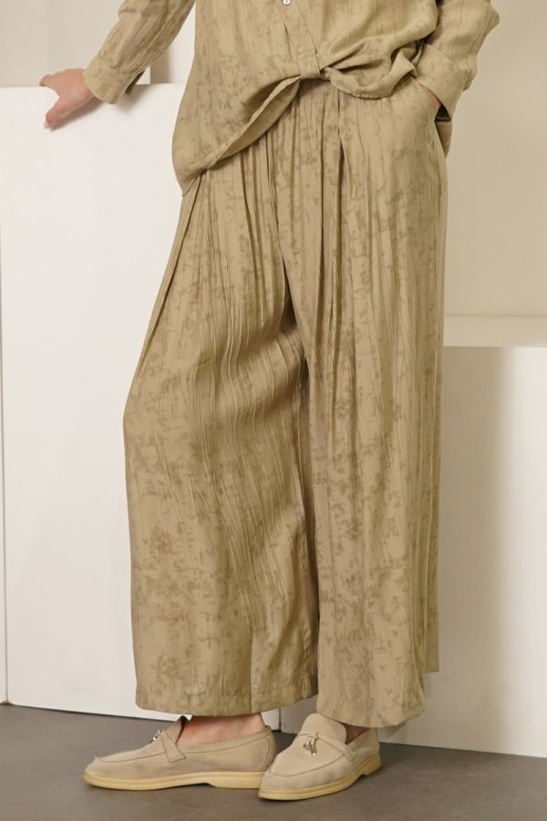Beige trousers with pleats