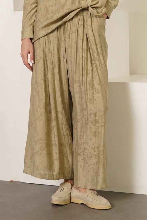 Beige trousers with pleats
