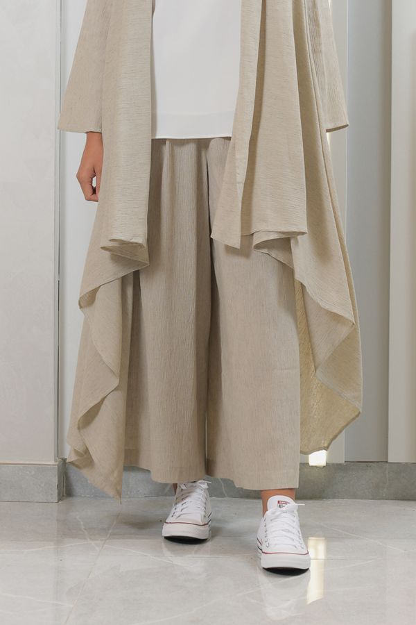 Beige trousers with pleats