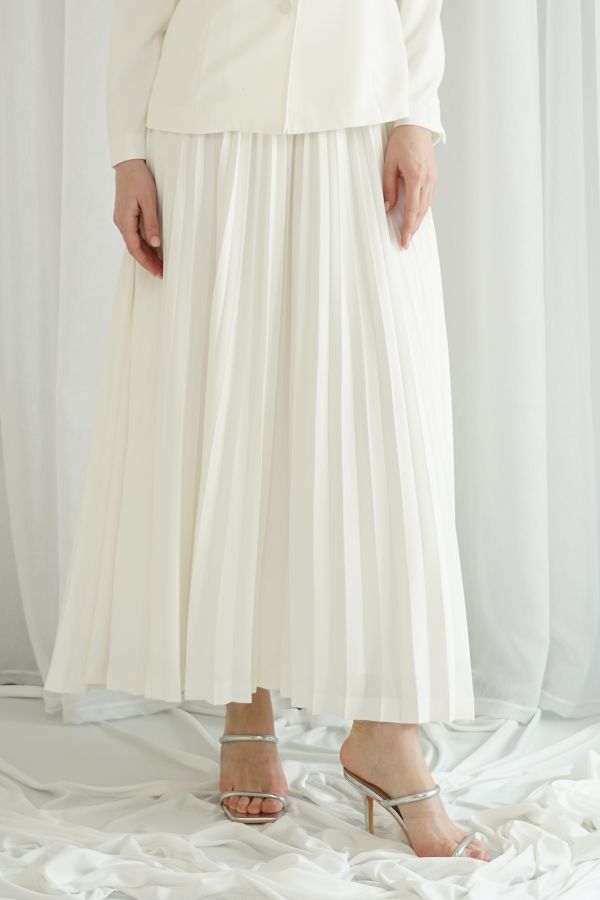 White pleated skirt