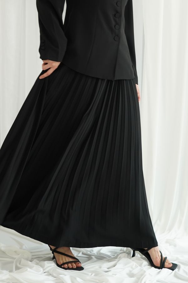 Black pleated skirt